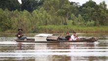 Habitantes del Tipnis navegan por rio, llevándo sus enseres personales y su comida. En la foto una familia lleva sus alimentos y un frigorífico oxidado. Habitantes del Tipnis navegan por rio, llevándo sus enseres personales y su comida. En la foto una familia lleva sus alimentos y un frigorífico oxidado.